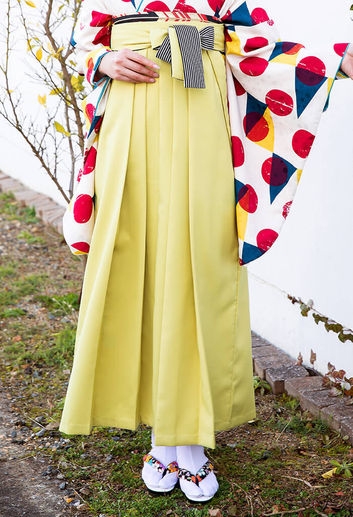 白地に赤水玉とモスグリーンひも縞の卒業式袴