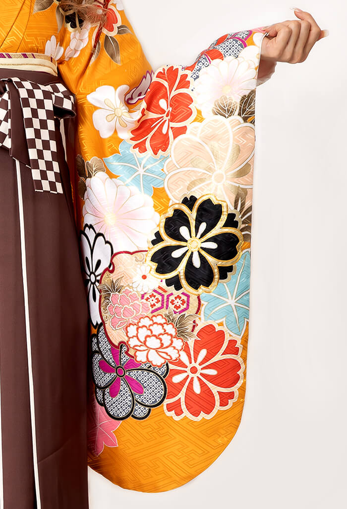 卒業式の袴に合わせてレンタルする着物：からし地大桜の袖