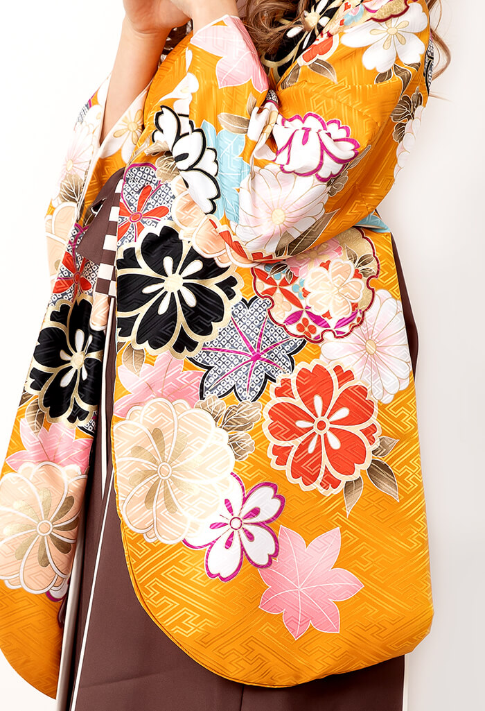 卒業式の袴に合わせてレンタルする着物：からし地大桜の袖