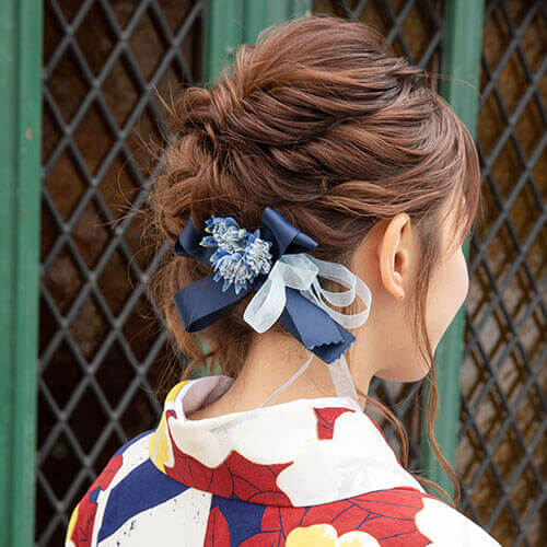 サイドを編み込んだ袴のヘアスタイル