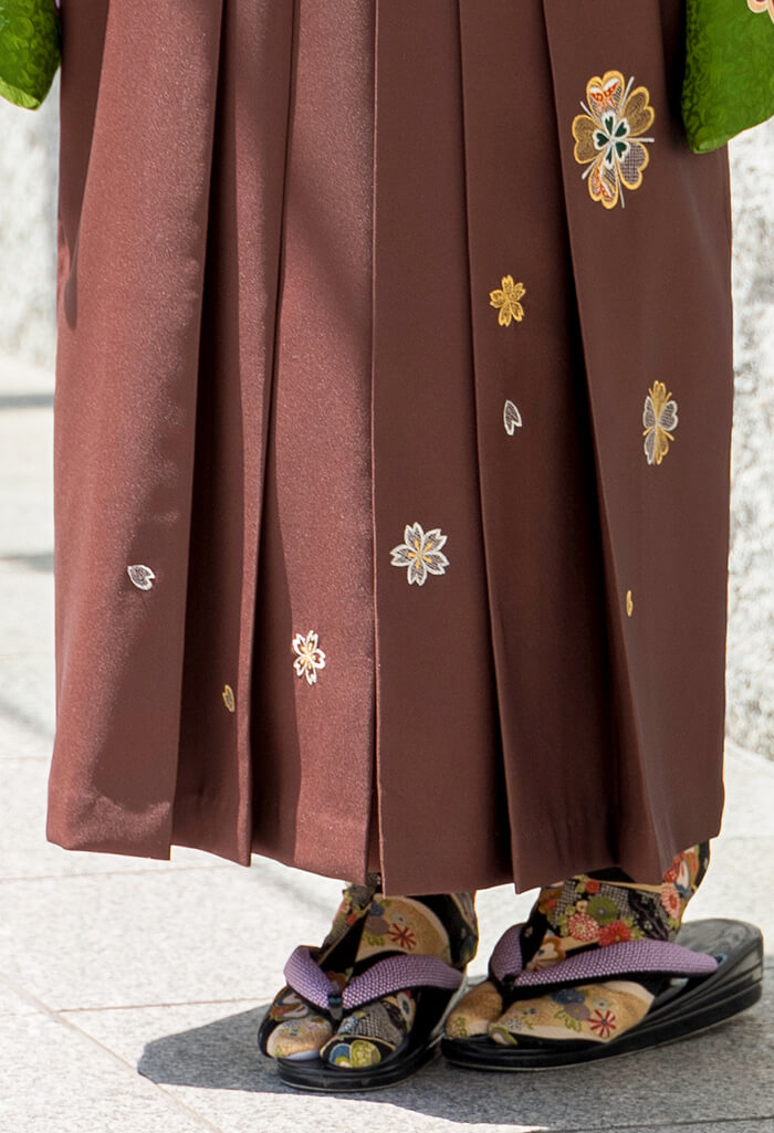 卒業式のレンタル袴：西ベージュ×茶ぼかし桜刺繍