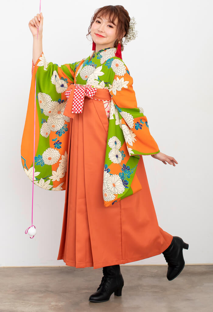 オレンジ黄緑に大菊とオレンジ梅ひも格子の卒業式袴