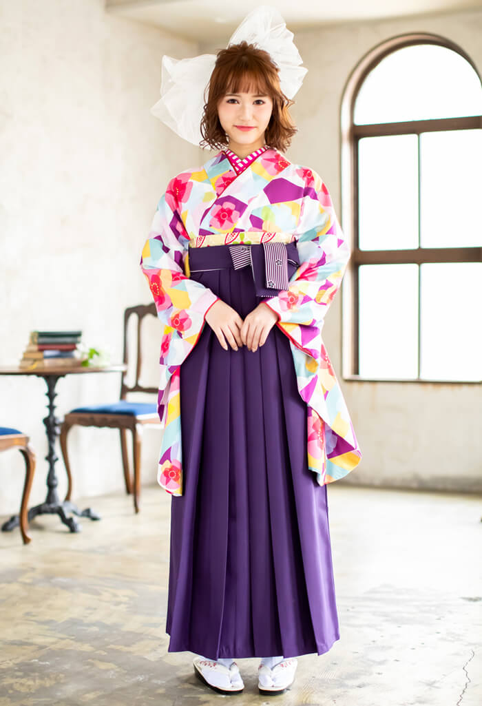 紫で統一した桃柄の卒業式の袴コーディネート
