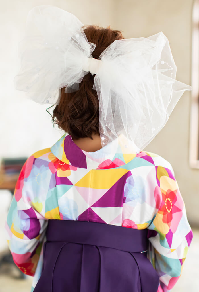 卒業式の袴に合わせる「ピンクムラサキ桃花」の後ろ姿