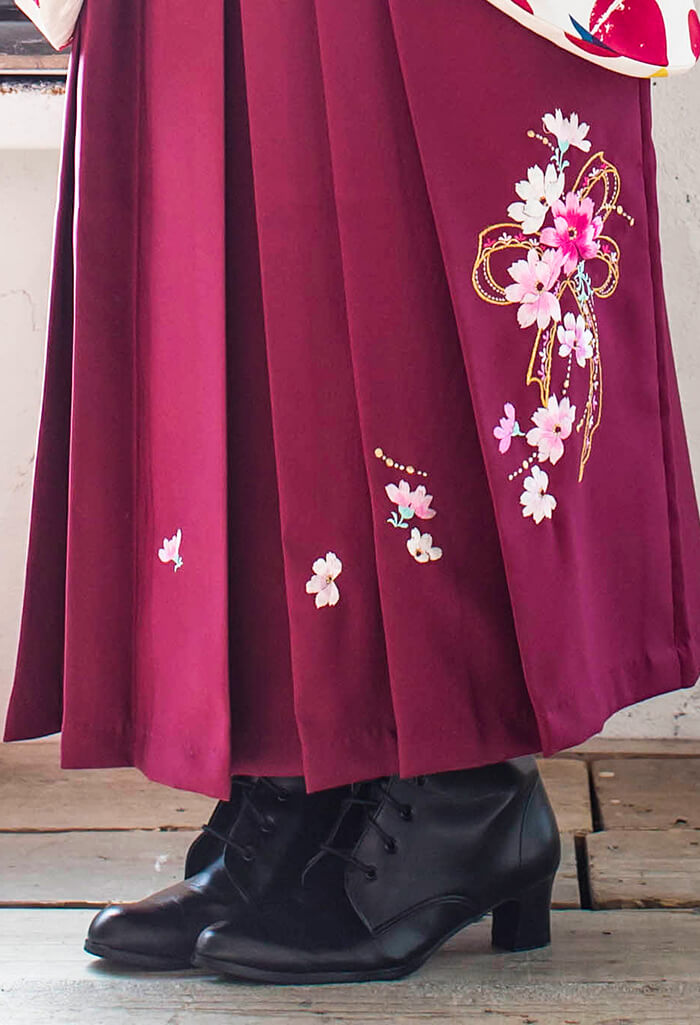 白地に赤水玉と赤紫 桜リボン刺繍の刺繍アップ