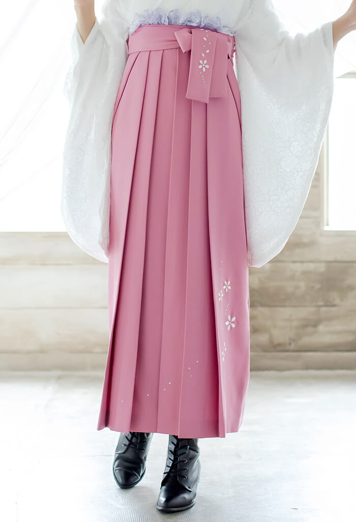 レース素材の着物にピンクの袴を合わせた卒業式袴