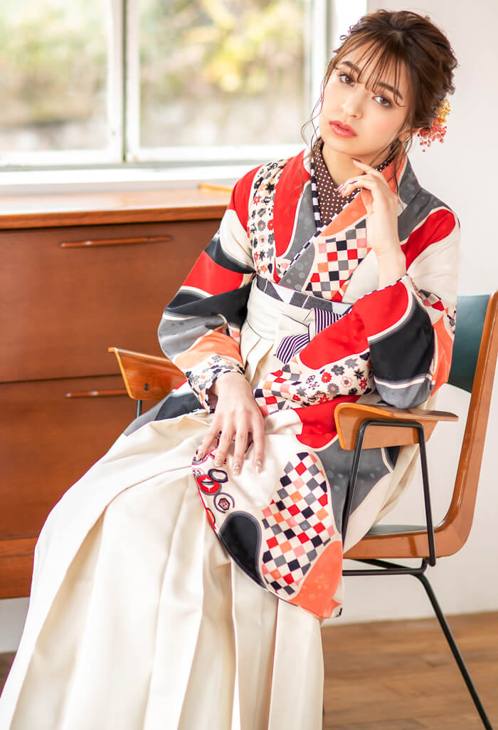 レトロな卒業式のレンタル袴を着て椅子に座っている女性