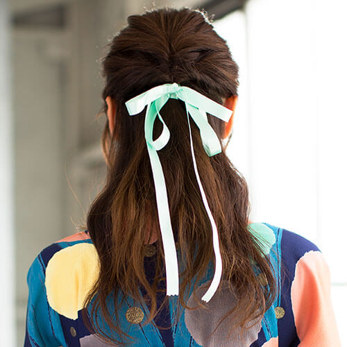 ハーフアップのヘアスタイルをした袴の女性