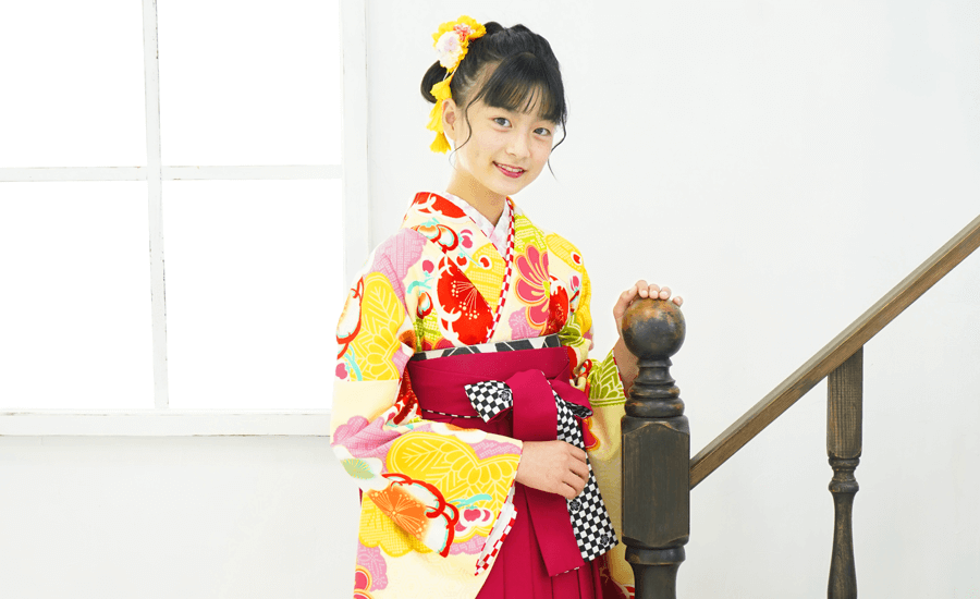 卒業式にレンタル袴を着た小学生