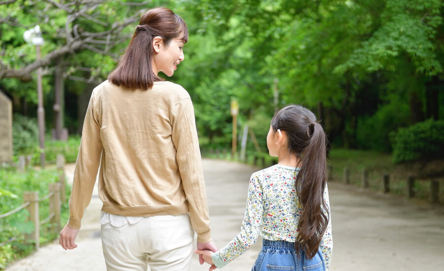 袴をレンタルしに行く母と小学生の娘