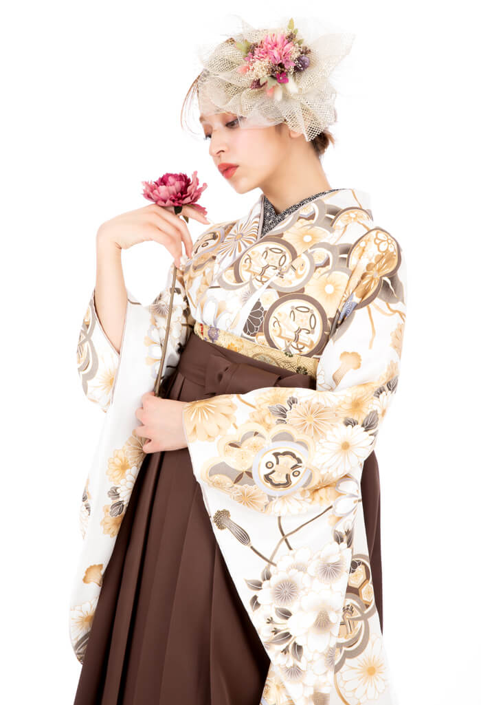 卒業式の袴に合わせる古典デザインの「着物：白地ゴールド橘」