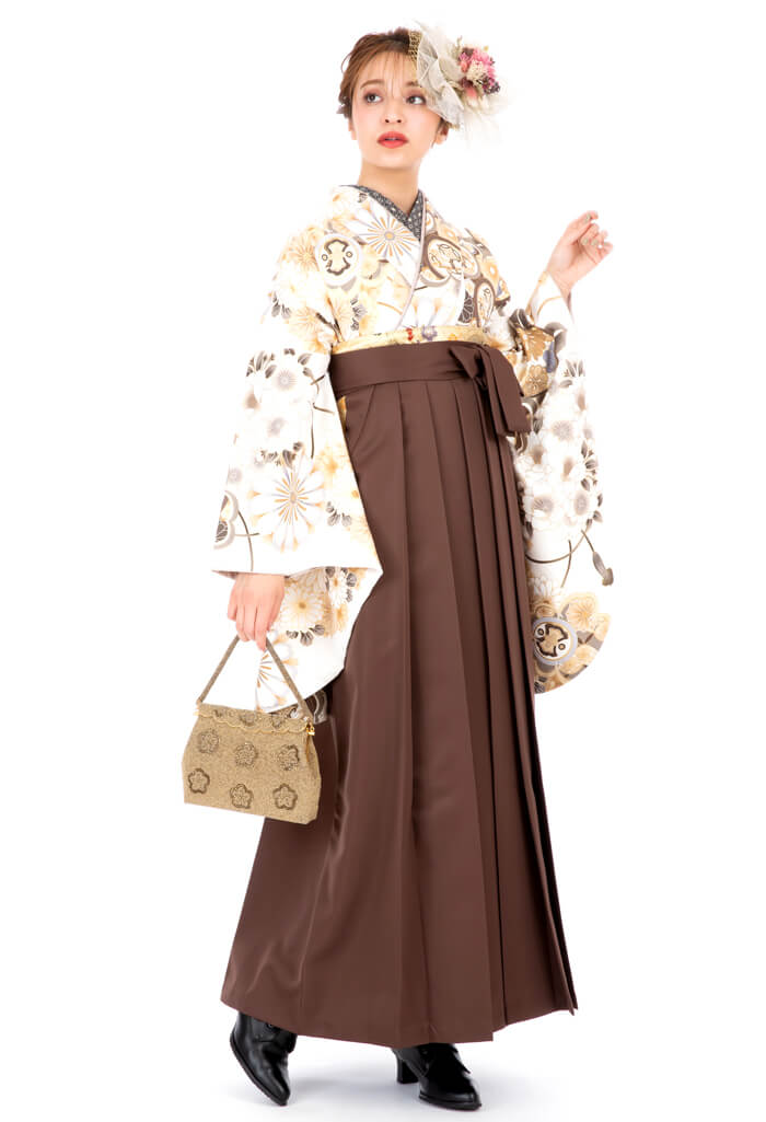 白地の古典な着物と茶色い袴を合わせた卒業式のレンタル袴