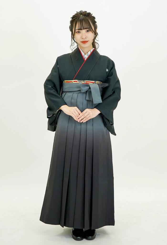 黒紋付とグレーボカシの袴コーディネート