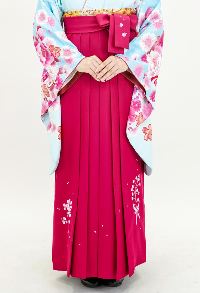 可愛らしい刺繍が施されたピンク色のレンタル袴