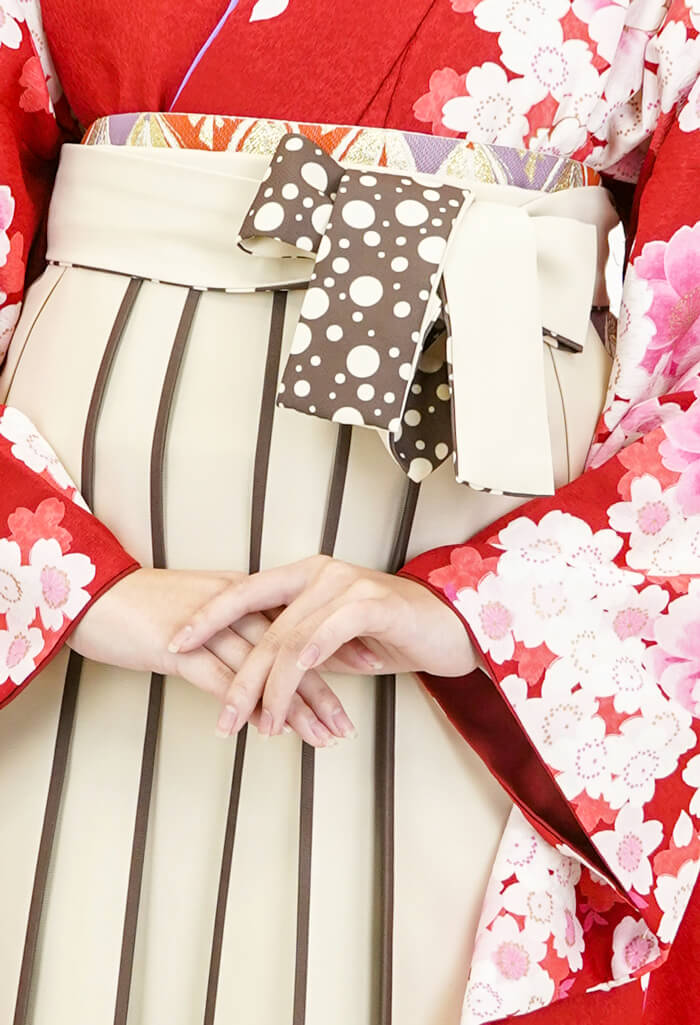 卒業式のレンタル袴：赤に藤桜×クリームラインすだれ