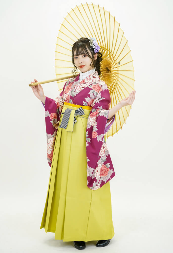 和傘も似合う卒業式のレンタル袴