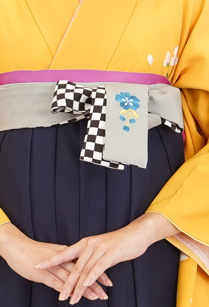 卒業式のレンタル振袖：山吹桜×コン紐格子サクラ刺繍