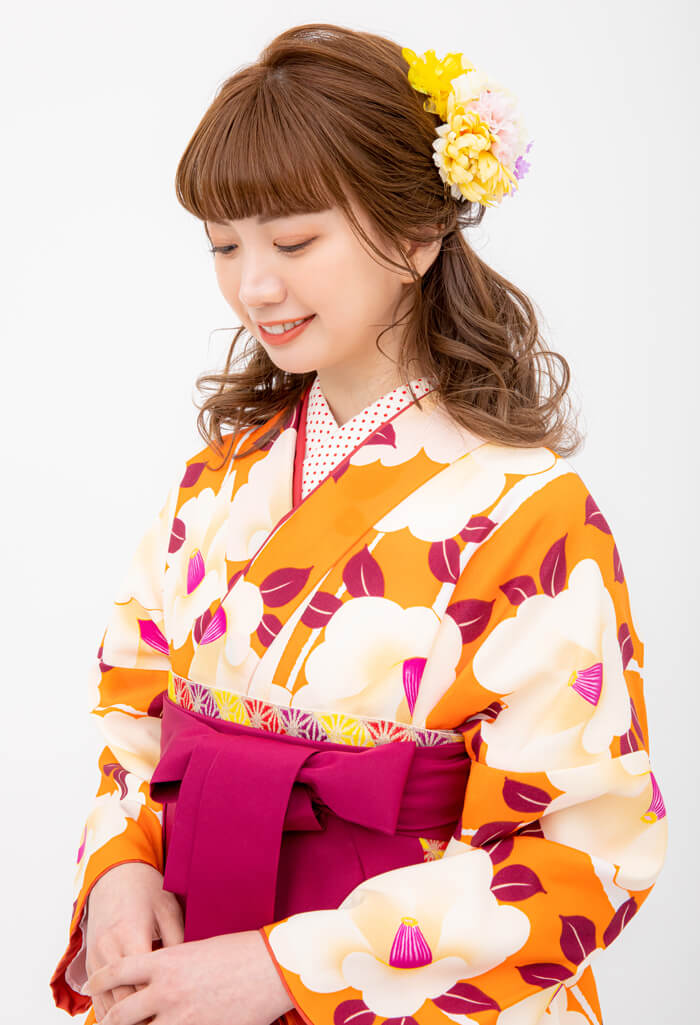 椿が描かれたオレンジとピンク色の卒業式袴