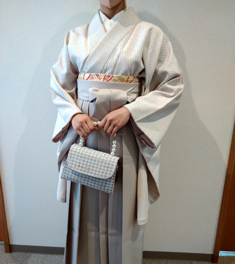 卒業式袴レンタル店アンジュを利用したお客様の写真「ベージュ矢羽根×スモーキーベージュ」
