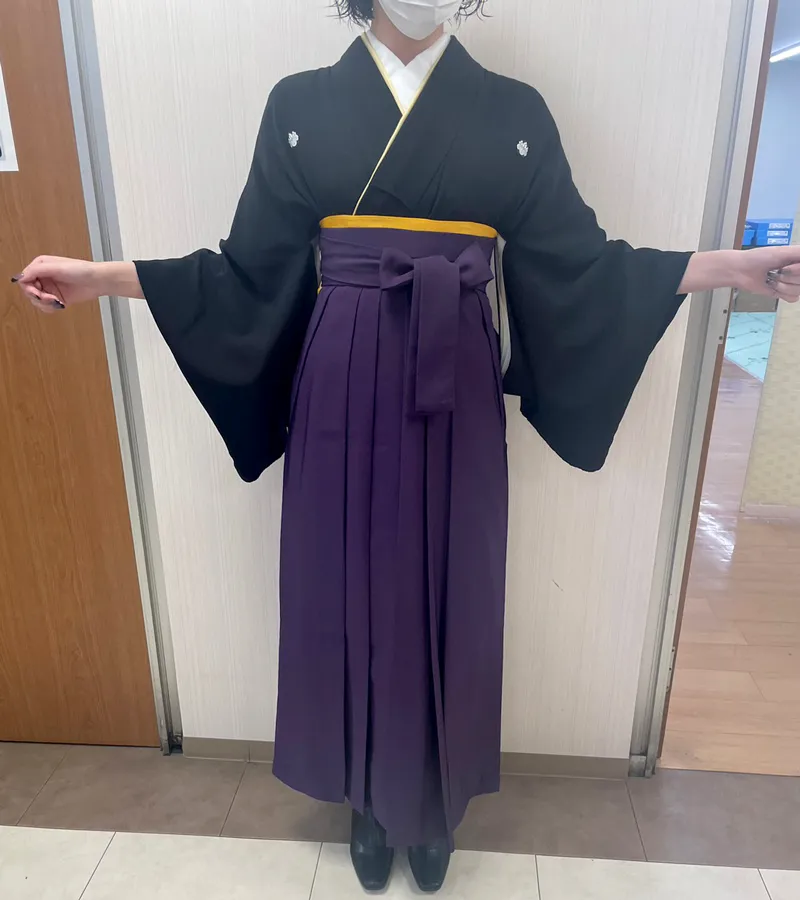 卒業式袴レンタル店アンジュを利用したお客様の写真「黒紋付×ムラサキ」