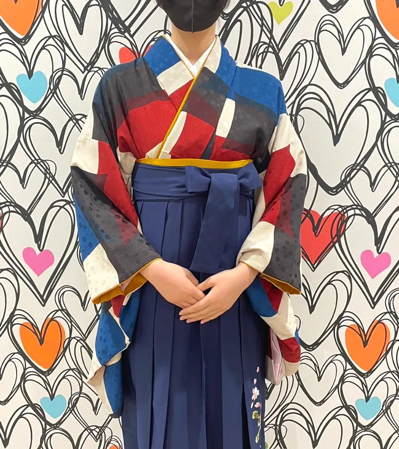 卒業式袴レンタル店アンジュを利用したお客様の写真「白地に赤青フラッグ×コン鈴桜」