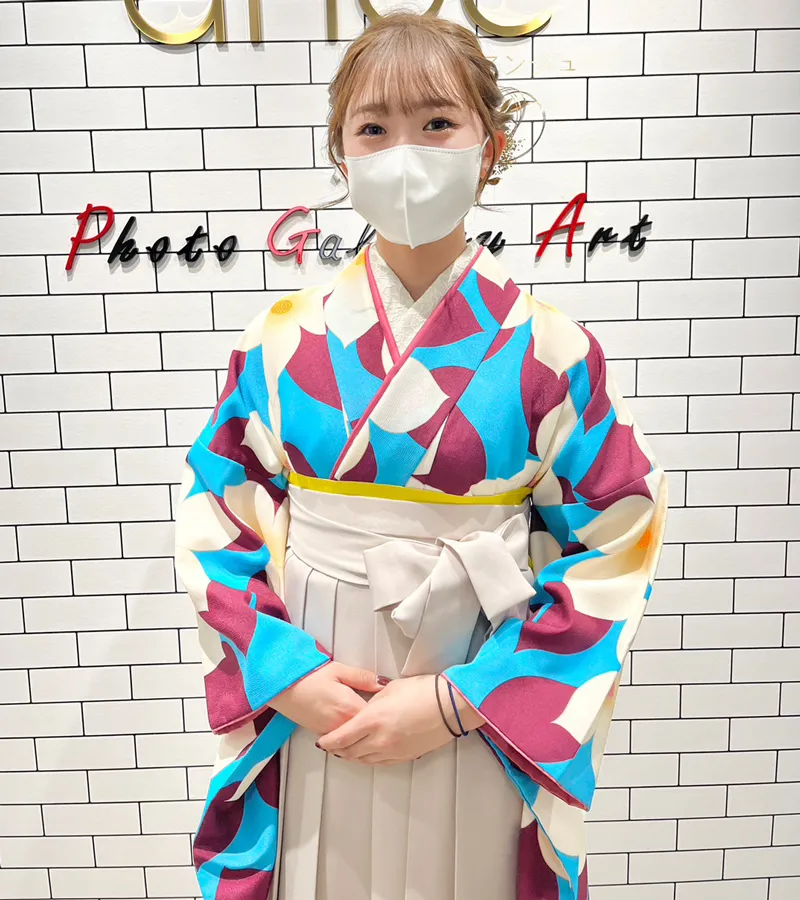 卒業式袴レンタル店アンジュを利用したお客様の写真「水色地に花と葉×スモーキーベージュ」
