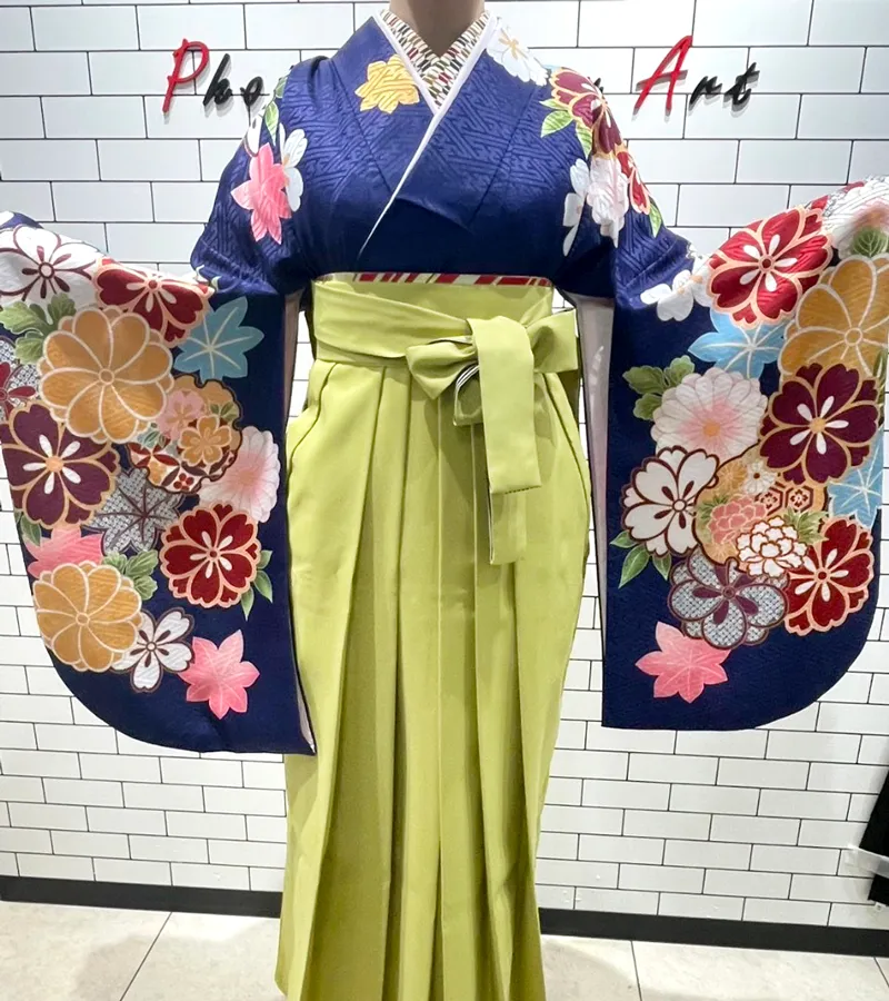 卒業式袴レンタル店アンジュを利用したお客様の写真「紺地雪輪桜×モスグリーンひも縞」