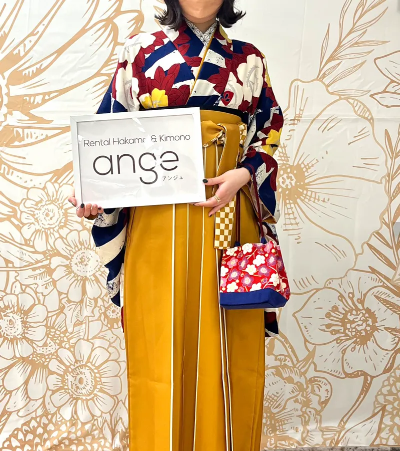 卒業式袴レンタル店アンジュを利用したお客様の写真「白ブルーに白黄色椿×キンチャライン紐市松」