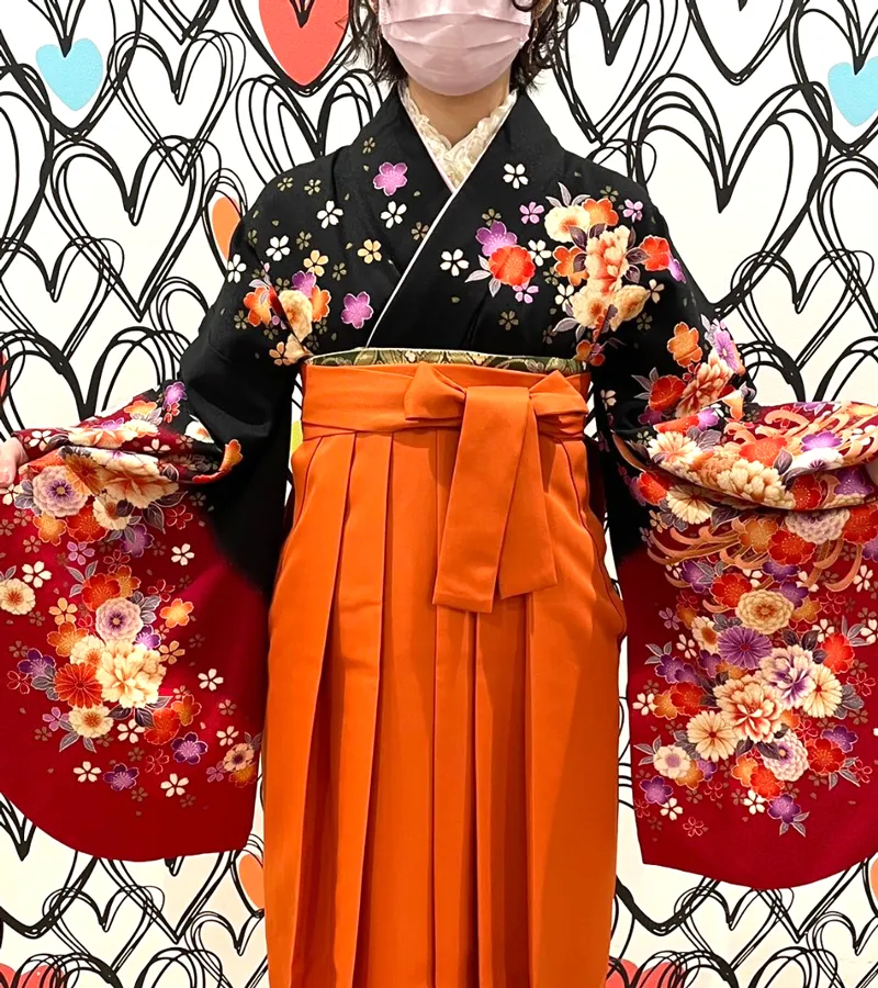 卒業式袴レンタル店アンジュを利用したお客様の写真「黒地袖赤大輪菊×オレンジ」