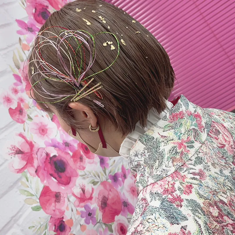 卒業式袴レンタル店アンジュを利用したお客様の写真「髪型・ヘアアレンジ・ヘアセット・金箔×ショート」