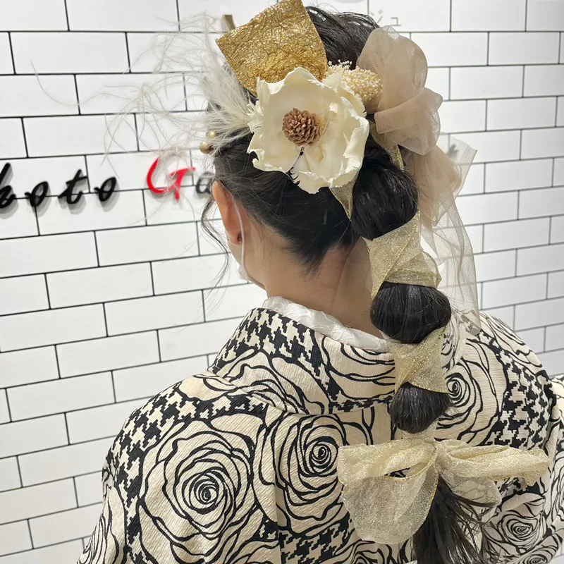 卒業式袴レンタル店アンジュを利用したお客様の写真「髪型・ヘアアレンジ・ヘアセット・玉ねぎポニー×リボンアレンジ」