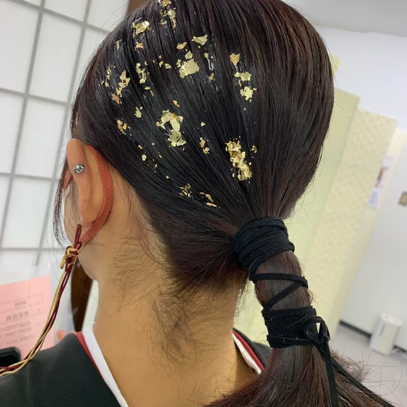 卒業式袴レンタル店アンジュを利用したお客様の写真「髪型・ヘアアレンジ・ヘアセット・金箔×タイトポニー」
