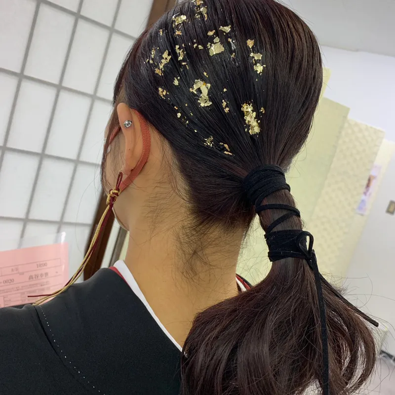 卒業式袴レンタル店アンジュを利用したお客様の写真「髪型・ヘアアレンジ・ヘアセット・金箔×タイトポニー」
