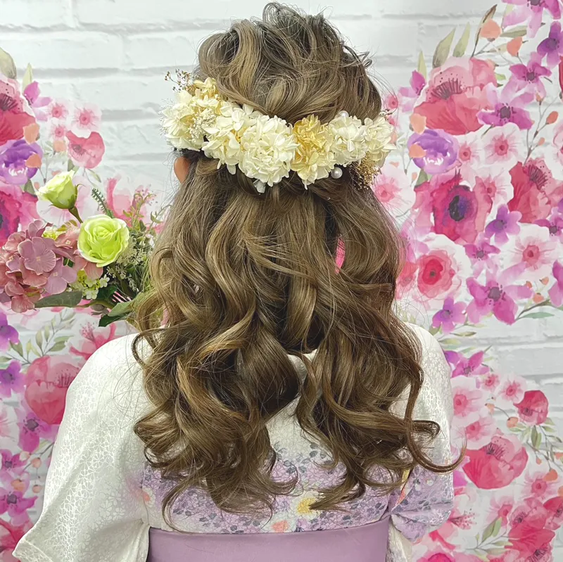 卒業式袴レンタル店アンジュを利用したお客様の写真「髪型・ヘアアレンジ・ヘアセット・ゆるふわハーフアップ×花飾り」