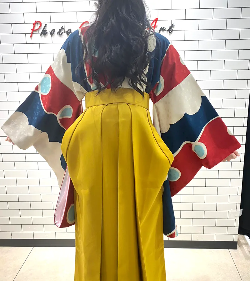 卒業式袴レンタル店アンジュを利用したお客様の写真「赤に青白雲×キンチャひも縞」