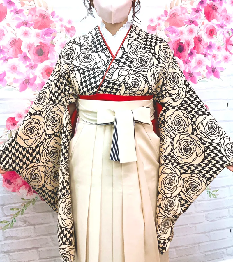 卒業式袴レンタル店アンジュを利用したお客様の写真「白黒モダンバラ×クリームライン紐水玉」