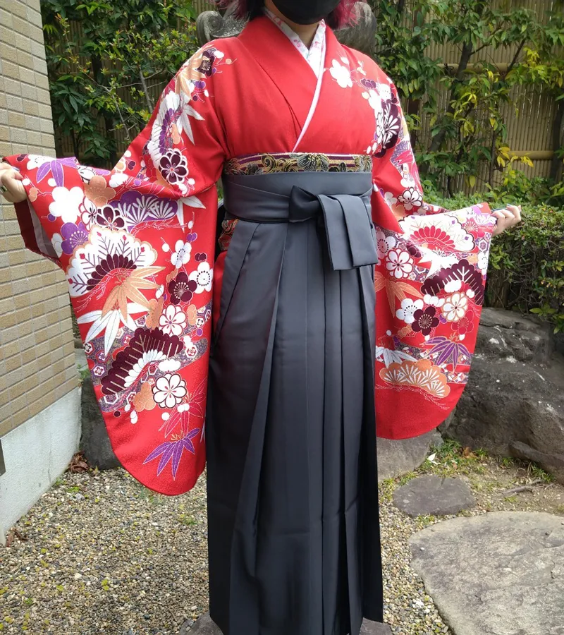 卒業式袴レンタル店アンジュを利用したお客様の写真「赤地松と梅×グレーボカシ」