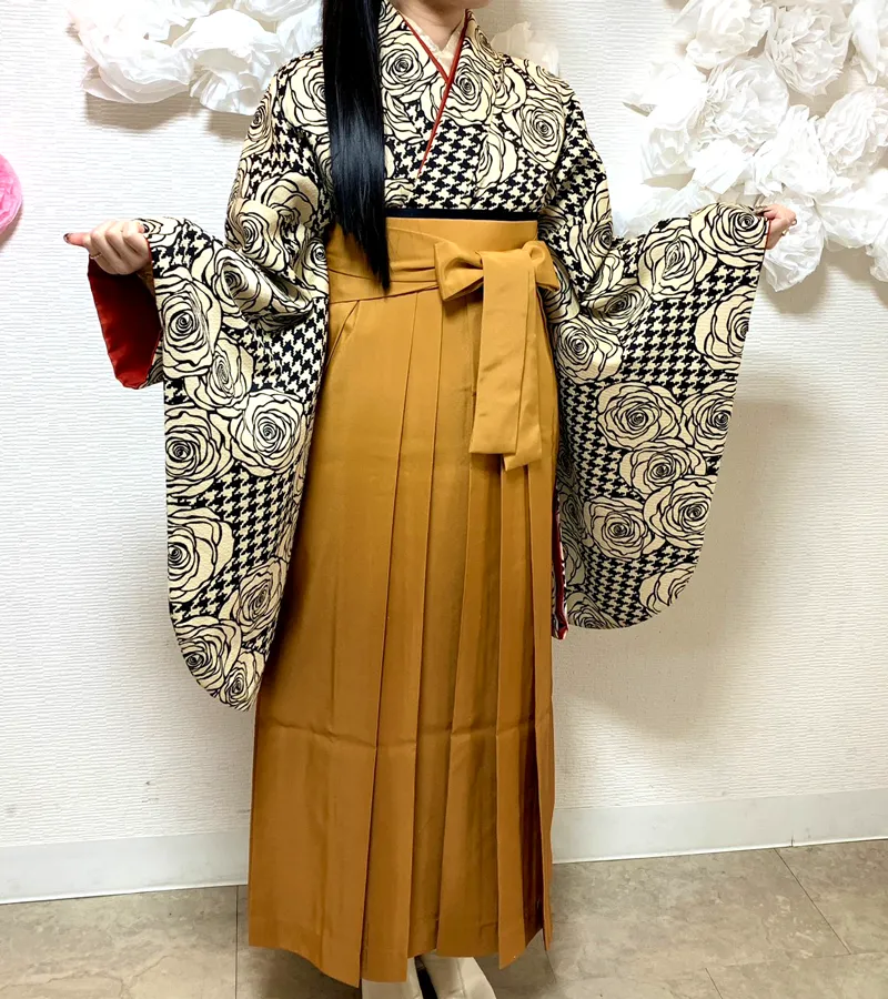 卒業式袴レンタル店アンジュを利用したお客様の写真「白黒モダンバラ×キンチャボカシ」