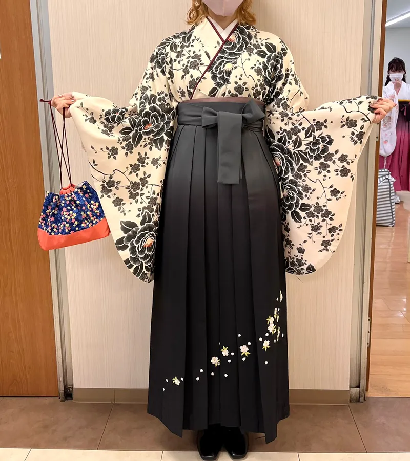 卒業式袴レンタル店アンジュを利用したお客様の写真「ぼかし牡丹×グレーボカシ斜めシシュウ」