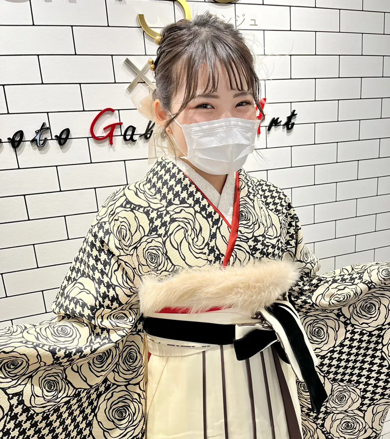 卒業式袴レンタル店アンジュを利用したお客様の写真「白黒モダンバラ×クリームライン紐水玉」