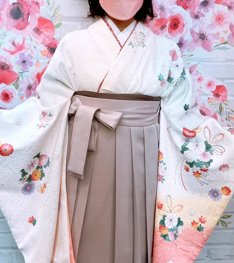 卒業式袴レンタル店アンジュを利用したお客様の写真「白地に束ね菊サクラ×スモーキーベージュ」