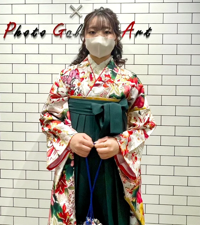 卒業式袴レンタル店アンジュを利用したお客様の写真「白鮮菊ロマン調×フカミドリボカシ」