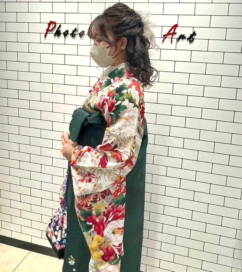 卒業式袴レンタル店アンジュを利用したお客様の写真「白鮮菊ロマン調×フカミドリボカシ」