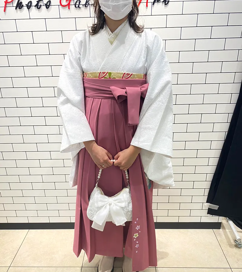 卒業式袴レンタル店アンジュを利用したお客様の写真「ホワイトカラーレース×ピンクシシュウ桜」