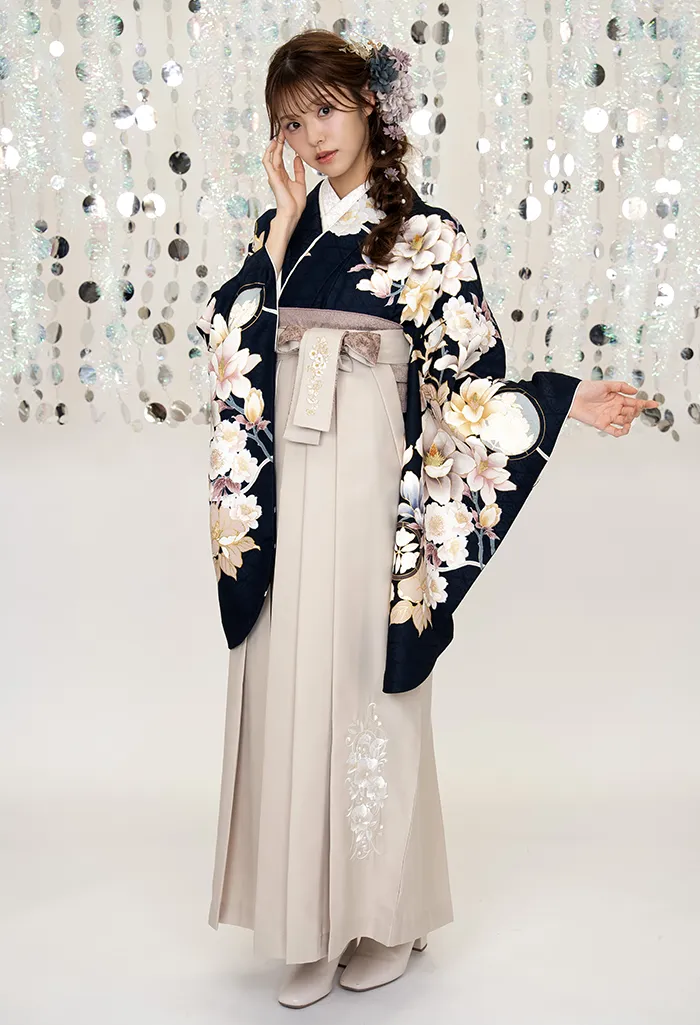 卒業式袴レンタル EE9012_WTS966 着物：濃藍モクレン 袴：ホワイトグレー椿刺繍
