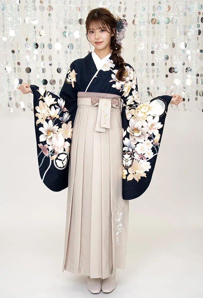卒業式袴レンタル EE9012_WTS966 着物：濃藍モクレン 袴：ホワイトグレー椿刺繍