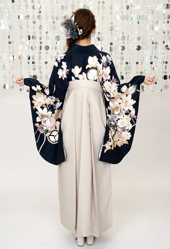 卒業式袴レンタル EE9012_WTS966 着物：濃藍モクレン 袴：ホワイトグレー椿刺繍