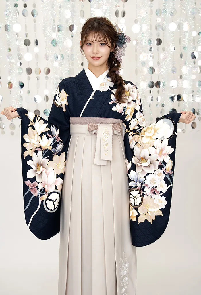 卒業式袴レンタル EE9012_WTS966 着物：濃藍モクレン 袴：ホワイトグレー椿刺繍