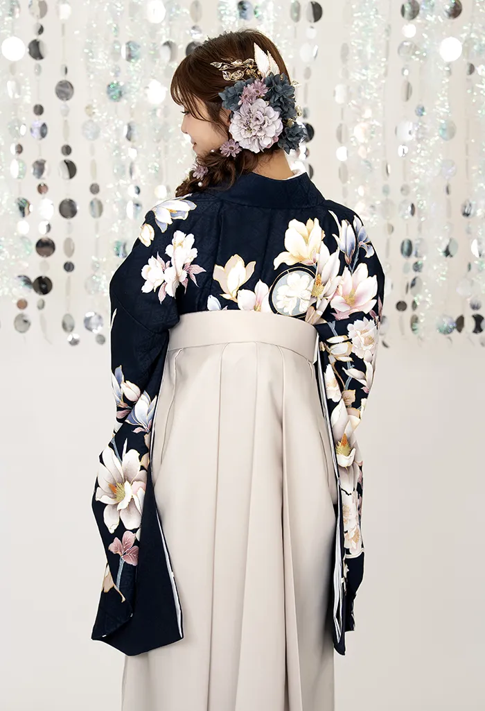 卒業式袴レンタル EE9012_WTS966 着物：濃藍モクレン 袴：ホワイトグレー椿刺繍