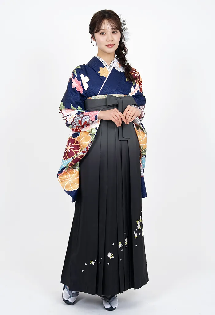 卒業式袴レンタル EEE963_GBN951 着物：紺地雪輪桜 C 袴：グレーボカシ斜めシシュウ
